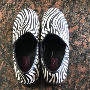 Black and white Sz9 air walk shoes